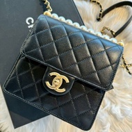 CHANEL 珍珠口蓋小方包