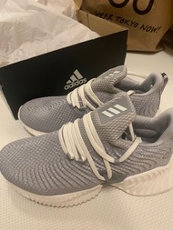 Adidas Alphabounce Instinct 跑鞋 灰色