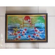 Hiasan dinding cetak gambar lukisan ikan koi melompati gerbang naga plus bingkai ukuran 45x65cm