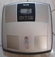 ╭✿㊣ 二手 鐵灰銀 TANITA 體重計【UM-070】可量測體 脂 肪 率、體重、BMI,4人可登錄資料  $799