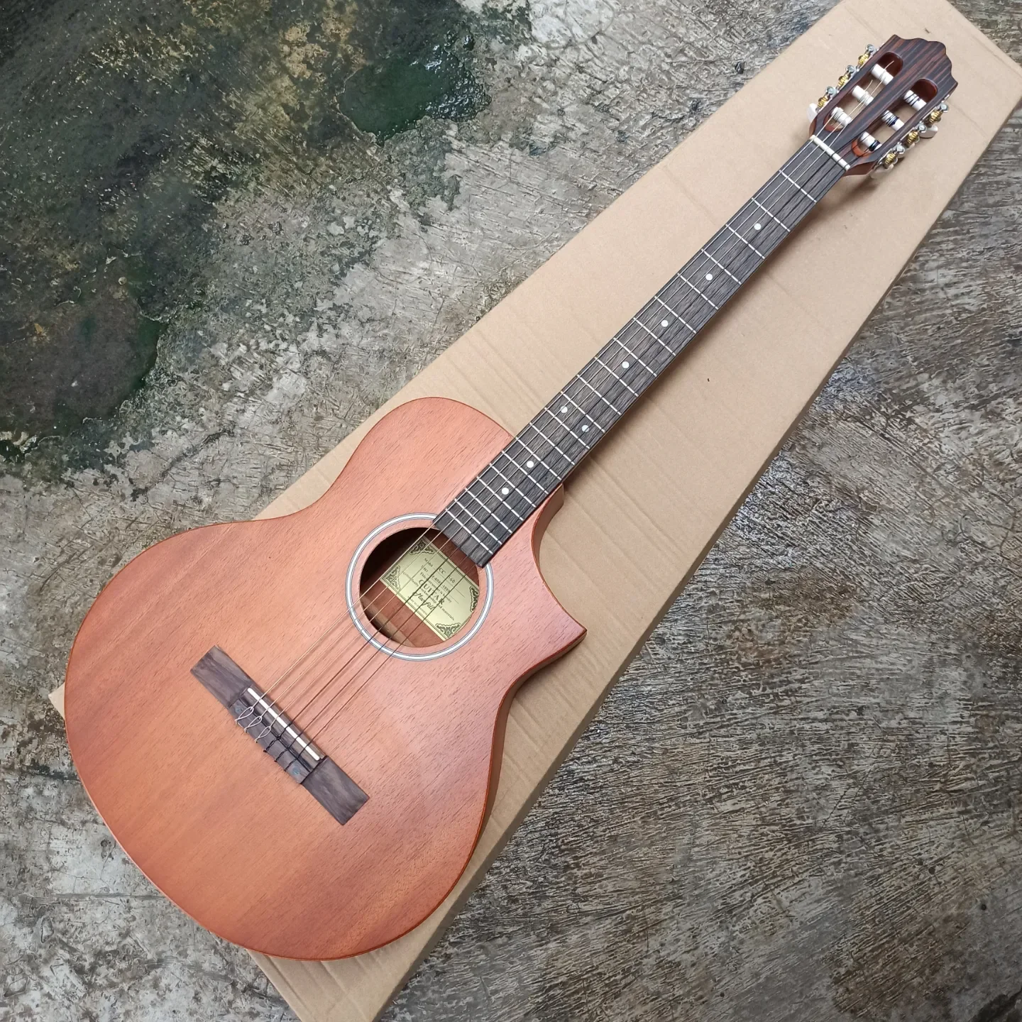 Gitar Akustik Classic Marfill CC-560 warna coklat cocok untuk belajar ngulik lagu traveller