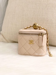 最新22P 22C 超靚色淺米色 NG120 超難買罕有款 專屬VIP款式 全新現貨 CHANEL MINI VANITY CASE BAG WITH PEARL CRUSH GOLD CRUSH C