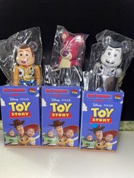 全新未開袋 Bearbrick 100% Toy Story Woody Buzz Alien Lotso 胡迪 三眼仔 勞蘇 巴斯光年 翠絲 紅心 反斗奇兵 黑白 動畫 盲盒 Be@rbrick M