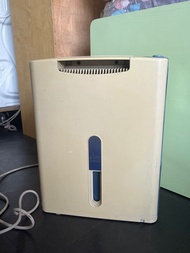 Hitachi Slim compact 抽濕機 dehumidifier