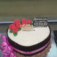 money cake bentuk love pagar coklat