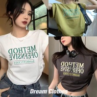 Dream Clothes🌞Dream Clothes🎁แขนสั้นลายอังกฤษ 🎉เสื้อยืดตัวสั้นทรงหลวมดีไซน์ลายตัวอักษรสีเขียวสดเผยผิว