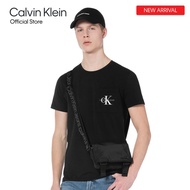 CALVIN KLEIN กระเป๋าสะพายข้างผู้ชาย ทรง Ultralight Flap Camera Bag รุ่น HH3928 001 - สีดำ