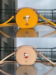 Coach x peanuts canteen crossbody with snoopy present motif
