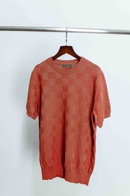 TOFFY & BROWN / CHECKERBOARD KNITTED เสื้อนิตคอฟิตถักลายกระดานหมากรุก