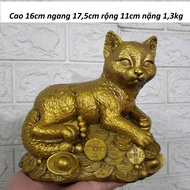 Tượng mèo phong thuỷ nằm trên tiền vàng chất liệu bằng đồng vàng MS72