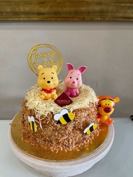 [Birthday Cake] Winnie the Pooh Cake [Birthday Cake Halal] Premium Custom Cake / Lapis Surabaya / Pandan Cake / Red Velvet Cake / Pandan Kaya / Kue Lapis