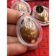 水银挡降贝 BiaGae Perlot 龙婆 Pleung 师傅依循泰南著名“考奥”古法加持结合传统挡降圣物三色符管之力，整体能量更为完整强大，专注于防护、化解与反制负能量。