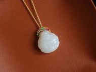 天然羊脂玉和田玉抱抱佛吊墜項鏈 新疆羊脂玉 細膩油潤 18k 金鑲嵌