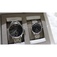 Couple watch Fossil.