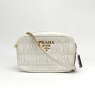 PRADA 白色羊皮革金扣褶皱相机包肩背包