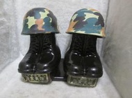 金門酒廠-陶瓷-『頂天立地』野戰頭盔與軍鞋造型的 金門大麯 空酒瓶 單售