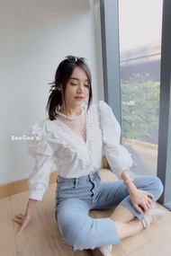 งานสวยแรงมาก🤩🤩🤩  เสื้อฉลุสีขาว ดีไซน์หรู แต่งลูกไม้คอตต้อนเนื้อหนา เนื้อฟู  ซีทรูกลางอกเซ็กซี่เล็กๆ 
