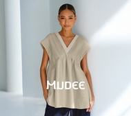 MUDEE เสื้อเบลาส์อัดพลีทคอวี ผ้าลินินผสมเทนเซล