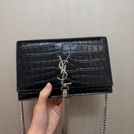 YSL 黑牛皮鱷魚壓紋Kate流蘇斜背WOC