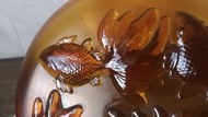 「金魚鯉魚」浮雕圖紋：琥珀色玻璃盤 × 3 個 —古物舊貨、懷舊古道具、擺飾收藏、早期民藝、陶瓷碗盤、玻璃製品收藏