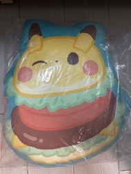 「寶可夢 POKEPEACE ～歡迎光臨PEACE餐廳～」一番賞 D賞「皮卡丘風格漢堡抱枕」