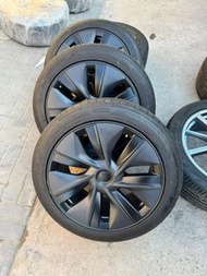 出一套特斯拉 Model Y 原廠拆車輪轂帶胎