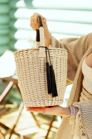 帶蓋的圓形柳條籃，自然色。野餐籃子。 Jane Birkin 曬太陽