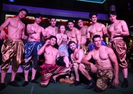 ทัวร์ที่เป็นมิตรกับผู้หญิง - Bubble in the Forest และการแสดงหนุ่มหล่อ