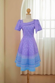 N743👍  ชุดเดรสผ้าทอลายเนื้อไหมมัดหมี่ ทอไล่สีพิเศษ แต่งโบว์คาดอกสีพื้น กระโปรงทรงบานย้วย แปดชิ้น งาน