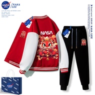 ชุดปีใหม่เด็กชาย NASA ชุดเบสบอลฤดูใบไม้ผลิฤดูใบไม้ร่วงและฤดูหนาวแบบใหม่ปี2024เสื้อแจ็คเก็ตสีแดงสำหรับเด็กปีมังกร