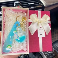 彩虹兔騎大馬漂浮瓶鎖匙扣（藍色+紅米禮盒+拉菲草）