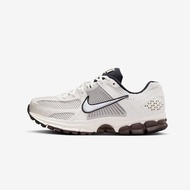 NIKE - W Zoom Vomero 5 - Phantom/Mtlc Platinum - Women's [FJ2028 001]