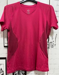 SENYAS森亞絲 台灣品牌櫻桃、暗紅色V領短袖排汗、快乾衫