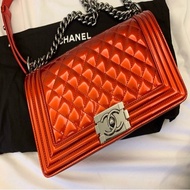 CHANEL BOY 25口蓋包 香奈兒 紅色金屬漆皮亮皮 銀鍊 釦式翻蓋 肩背包/斜背包（全新）