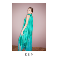 Kemissara Feather Tulle Dress - Emerald Green ชุดพลีตผู้หญิงไหล่ลํ้า Ruffle ที่คอ มาพร้อมสายคาดเอว