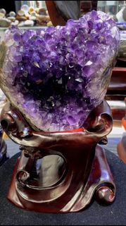 烏拉圭收藏級紫晶擺件 帝王紫 晶芽閃亮 顏色濃郁 純山洞型，有洞有芽有型 招財聚氣 凈化磁場 含底座