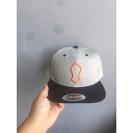 The capal snapback grey/oren