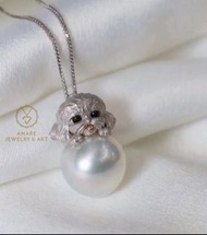 新品萌寵🐶系列！南洋白珠👑🐶吊墜！手工雕臘製作，超級cute🐶設計，18K金分色工藝，搭配11-12mm南洋白珠，近圓強光極微瑕，18K金材質，吊墜只售5990HKD🐶✨