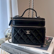 CHANEL 黑色漆皮雙層化妝箱包 芯片款