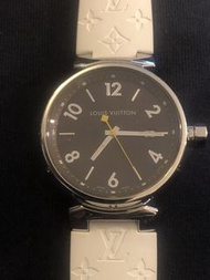 Louis Vuitton Tambour 系列石英精鋼腕錶（型號 Q1111），搭配深棕色面盤與壓花白色橡膠錶帶。錶徑尺寸：約 39 mm