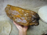 《紀老師的收藏-87 》天然玉原石財位擺件→柱狀網紋卡紅髓樹化玉〈4100公克→g102    ※具正能量-招財聚氣、心想事成...