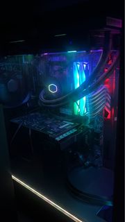電腦主機