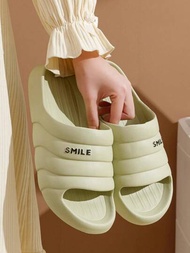 一雙便宜而精美的女夏季拖鞋，新款式，厚底適用於室內外，防滑浴室，適合情侶使用。