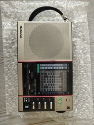 National RF-B50 中古稀少幾乎全新。原來是收藏家保存得很好的。現割愛出售。網上價是很高的。正常可以用十波段收音機。适合收藏家收藏。音質很好。也够大聲。可以測試、滿意才交易。美孚地鐵站客務
