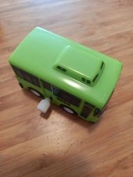 這是一個來自韓國熱門動畫《小巴士Tayo》的Rogi（小吉）角色發條玩具車。