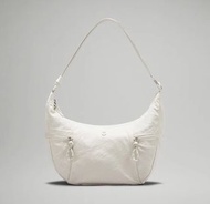 Lululemon slouchy sling bag 6L 骨白