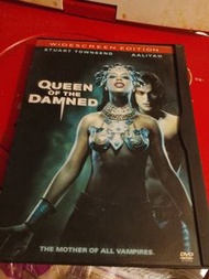 Queen of the Damned 電影 DVD  《魔咒女王》是由麥可瑞邁爾執導，2002年上映的一部美國、澳洲合拍的恐怖、音樂、奇幻電影，由阿麗雅、史都華湯森、瑪格麗特莫羅、文森佩雷斯等人主演