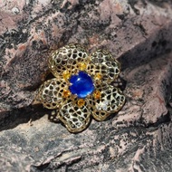 圓形藍寶石、黃色藍寶石和鑽石花卉設計金吊墜