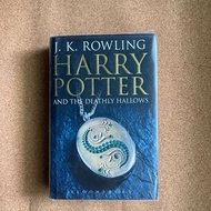 Harry Potter and the Deathly Hallows (Book 7) [Adult Edition] 哈利波特(7)：死神的聖物[英國成人版（精裝）]