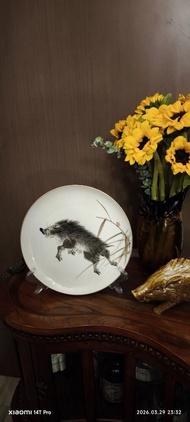 日本深川制精瓷觀賞碟，精繪野豬題材